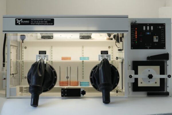 M004 Munro Instruments Anaerobic Workstation/Chamber AW500SG -2 Gloves,500 Petri Dishes - Image 2