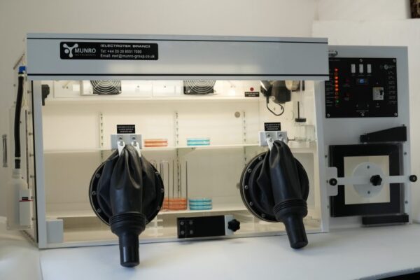M004 Munro Instruments Anaerobic Workstation/Chamber AW500SG -2 Gloves,500 Petri Dishes - Image 3
